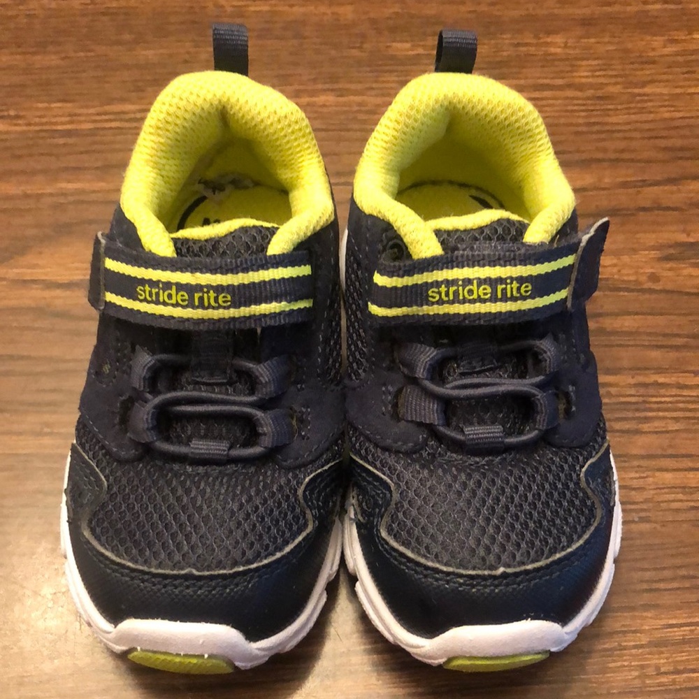 Stride Rite Made to play washable toddler shoe sz5